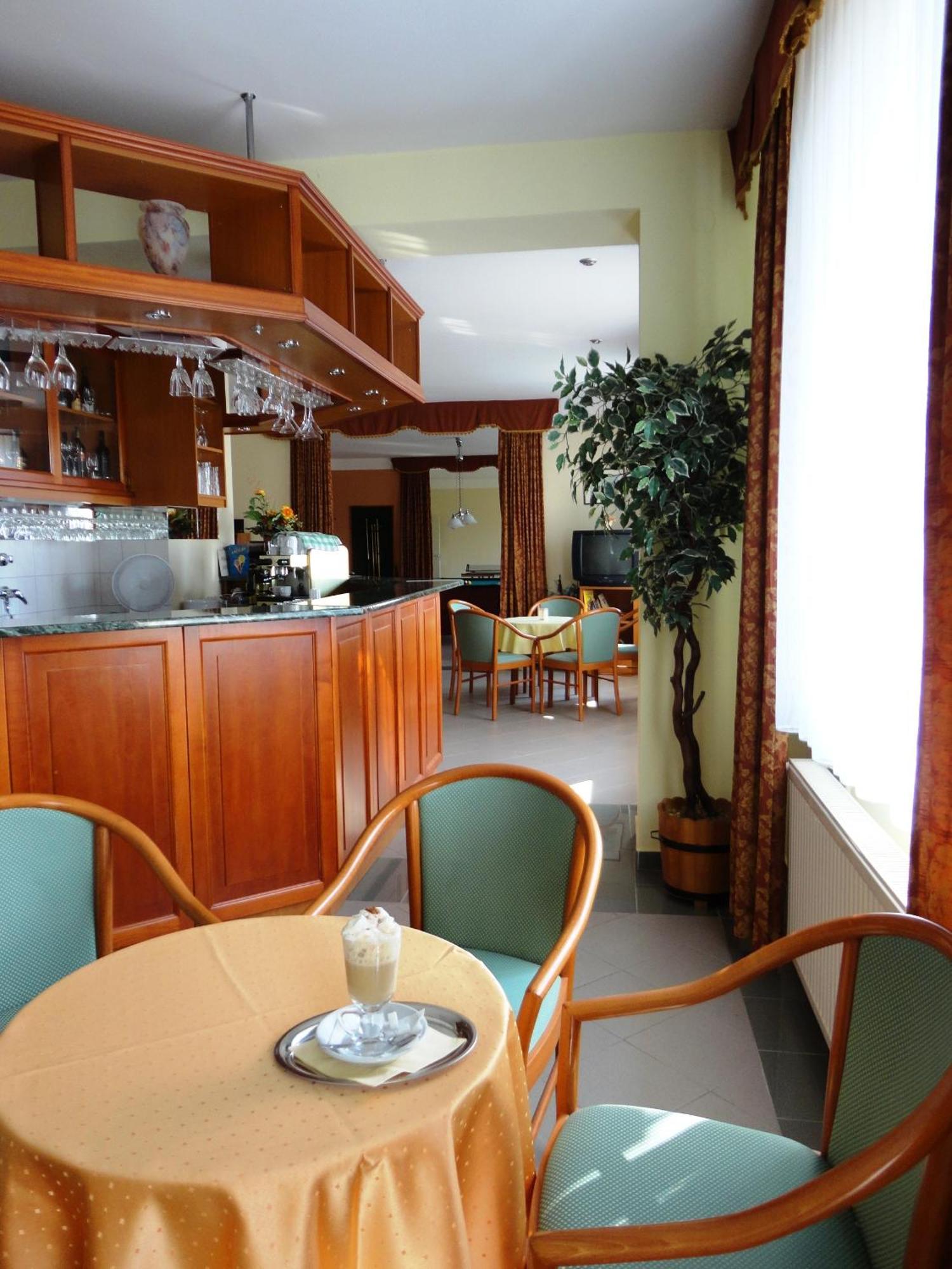 קסזטלי Hotel Ovit מראה חיצוני תמונה
