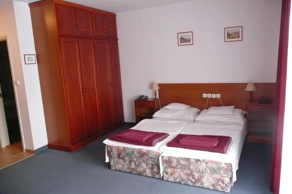 קסזטלי Hotel Ovit מראה חיצוני תמונה